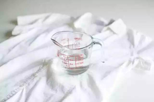 不管衣服染上什麼「污漬」教你一招「油污全都能清洗掉」太實用了　「泛黃」衣物也能清除黃斑