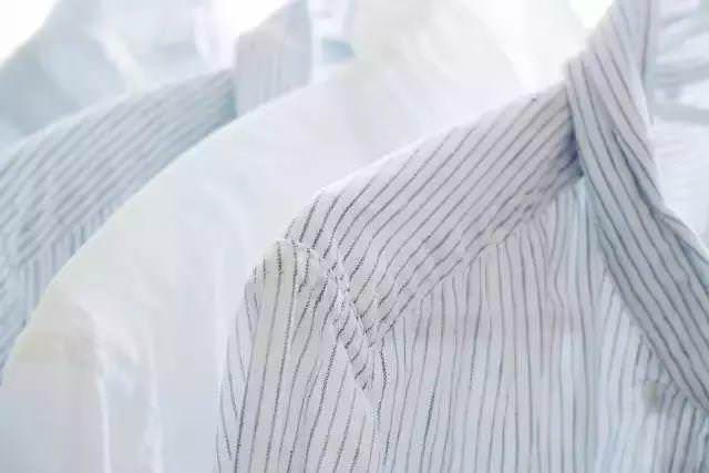 不管衣服染上什麼「污漬」教你一招「油污全都能清洗掉」太實用了　「泛黃」衣物也能清除黃斑