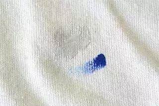 不管衣服染上什麼「污漬」教你一招「油污全都能清洗掉」太實用了　「泛黃」衣物也能清除黃斑