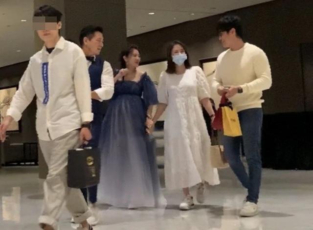 真懷孕了？41歲陳喬恩與男友現身好友生日會　被拍肚子微凸孕味足「一路攙扶」安以軒話中有話