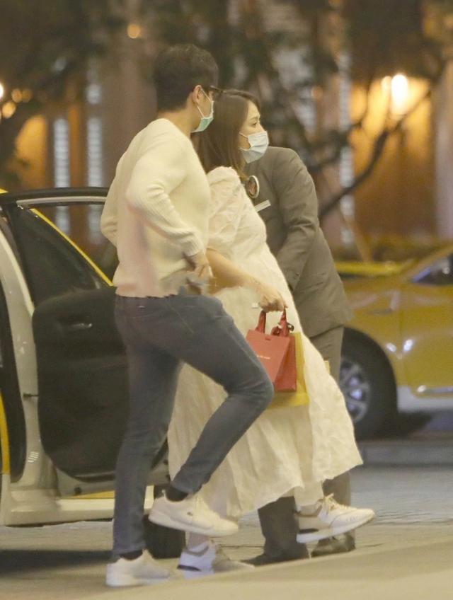 真懷孕了？41歲陳喬恩與男友現身好友生日會　被拍肚子微凸孕味足「一路攙扶」安以軒話中有話