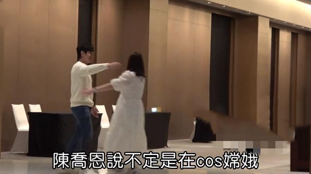 真懷孕了？41歲陳喬恩與男友現身好友生日會　被拍肚子微凸孕味足「一路攙扶」安以軒話中有話