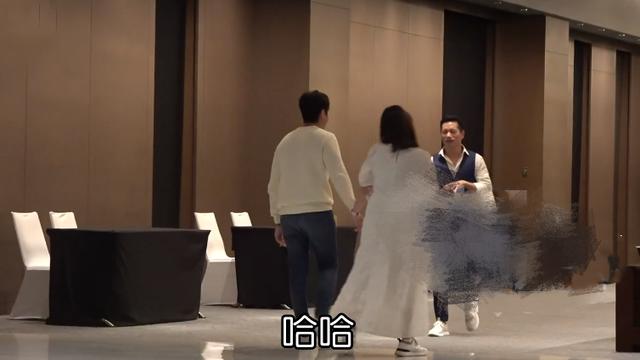 真懷孕了？41歲陳喬恩與男友現身好友生日會　被拍肚子微凸孕味足「一路攙扶」安以軒話中有話