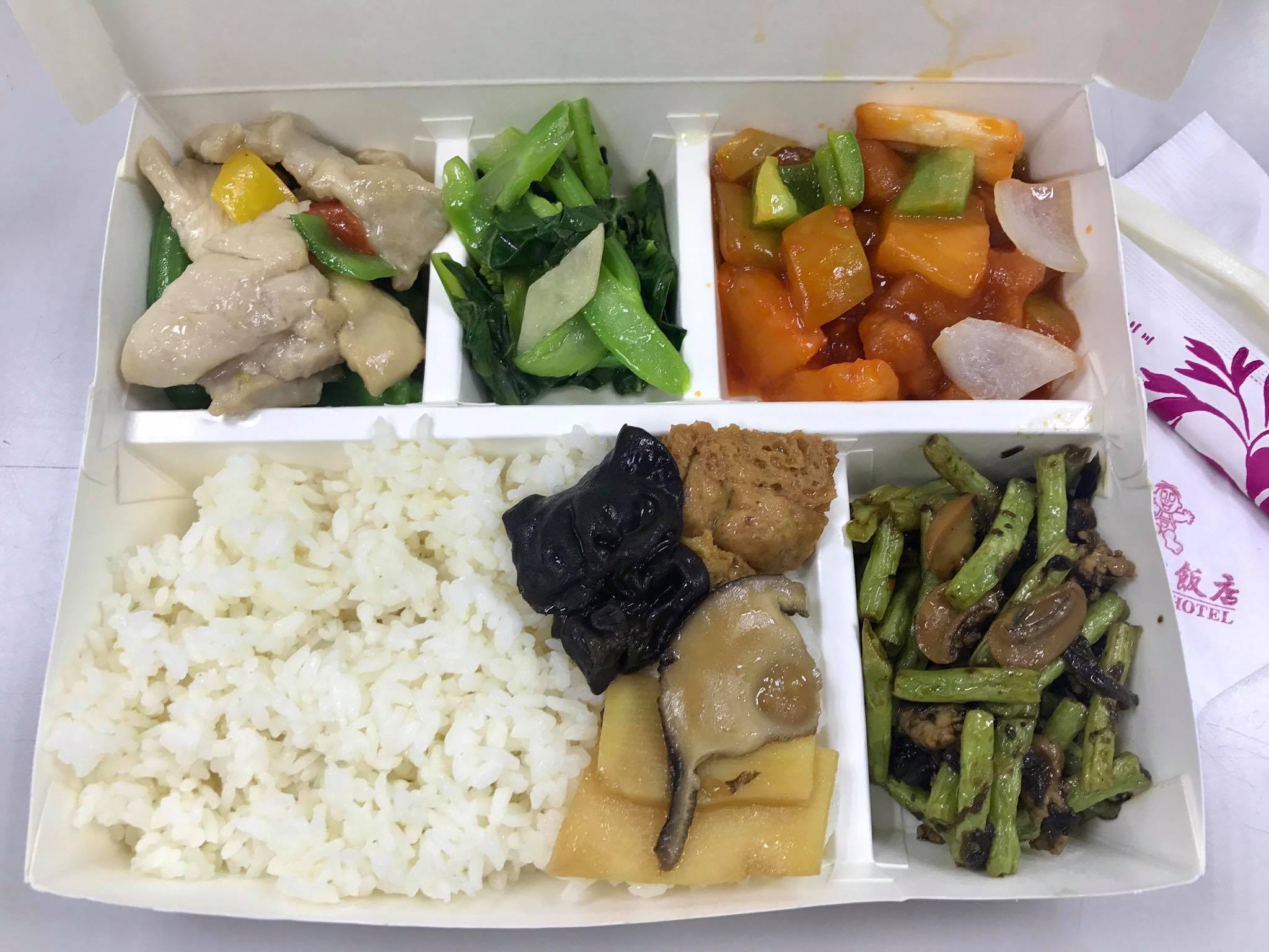 佛心老闆娘賣便當「28年堅持不漲價」雞腿飯只有銅板價　「背後艱辛生活」曝光她樂觀：錢夠用就好
