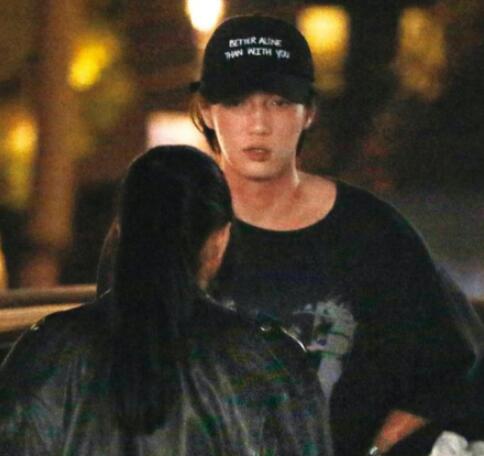   齁甜！蕭亞軒深夜與小男友聚餐「不懼素顏」狂秀大長腿     自曝感情穩定「不差一張紙」