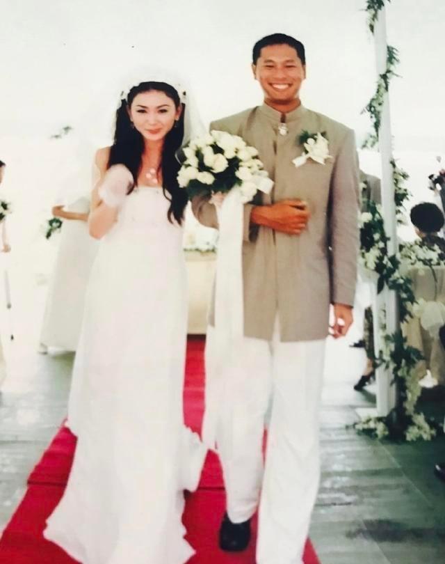 無親生兒也恩愛如初！54歲「最美妲己」溫碧霞曬「婚禮舊照」慶20周年紀念　與富商老公郎才女貌超登對