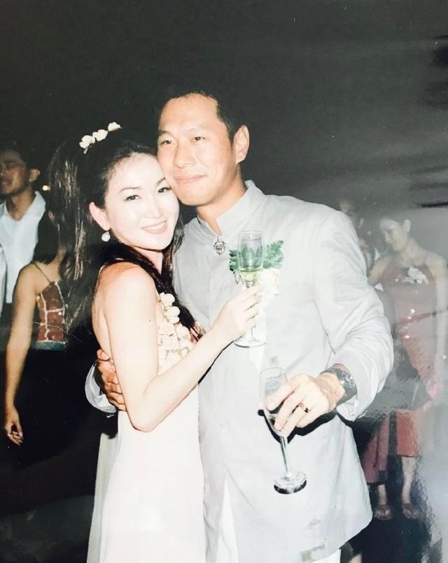 無親生兒也恩愛如初！54歲「最美妲己」溫碧霞曬「婚禮舊照」慶20周年紀念　與富商老公郎才女貌超登對