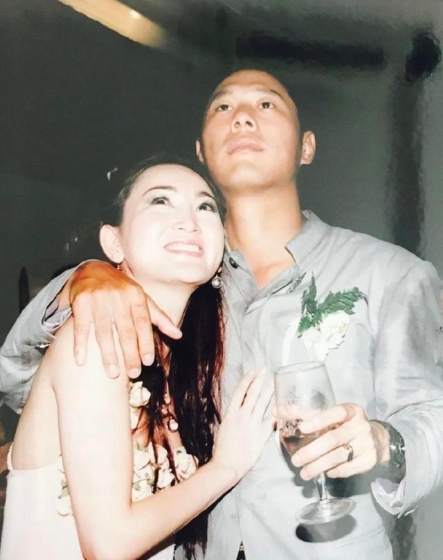 無親生兒也恩愛如初！54歲「最美妲己」溫碧霞曬「婚禮舊照」慶20周年紀念　與富商老公郎才女貌超登對