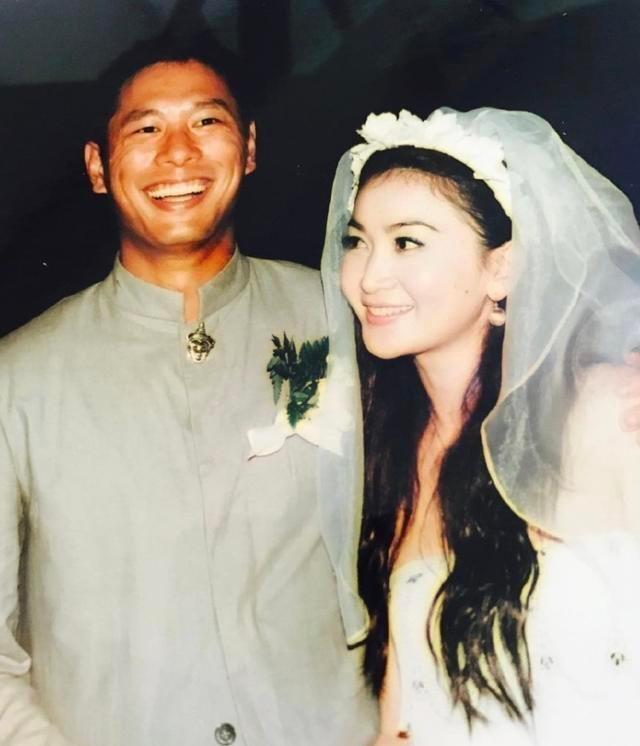 無親生兒也恩愛如初！54歲「最美妲己」溫碧霞曬「婚禮舊照」慶20周年紀念　與富商老公郎才女貌超登對