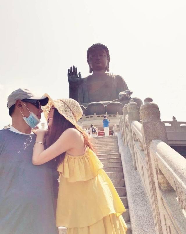 無親生兒也恩愛如初！54歲「最美妲己」溫碧霞曬「婚禮舊照」慶20周年紀念　與富商老公郎才女貌超登對