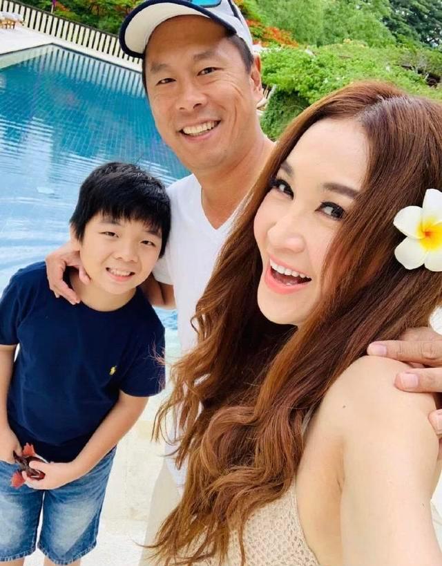 無親生兒也恩愛如初！54歲「最美妲己」溫碧霞曬「婚禮舊照」慶20周年紀念　與富商老公郎才女貌超登對