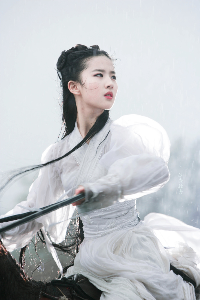 劉亦菲版小龍女「被刪減畫面」曝光！當她衣服混合雨水「與皮膚相黏」騎馬逆光走來　根本墜入凡間精靈