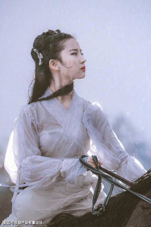 劉亦菲版小龍女「被刪減畫面」曝光！當她衣服混合雨水「與皮膚相黏」騎馬逆光走來　根本墜入凡間精靈