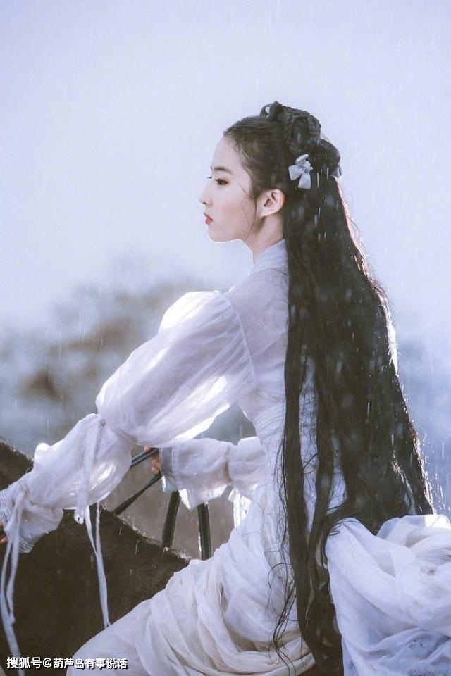 劉亦菲版小龍女「被刪減畫面」曝光！當她衣服混合雨水「與皮膚相黏」騎馬逆光走來　根本墜入凡間精靈
