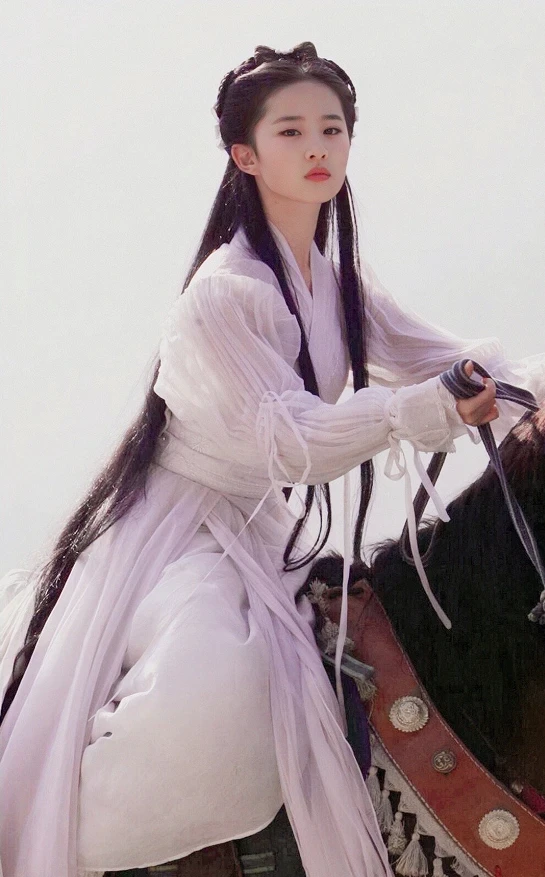 劉亦菲版小龍女「被刪減畫面」曝光！當她衣服混合雨水「與皮膚相黏」騎馬逆光走來　根本墜入凡間精靈