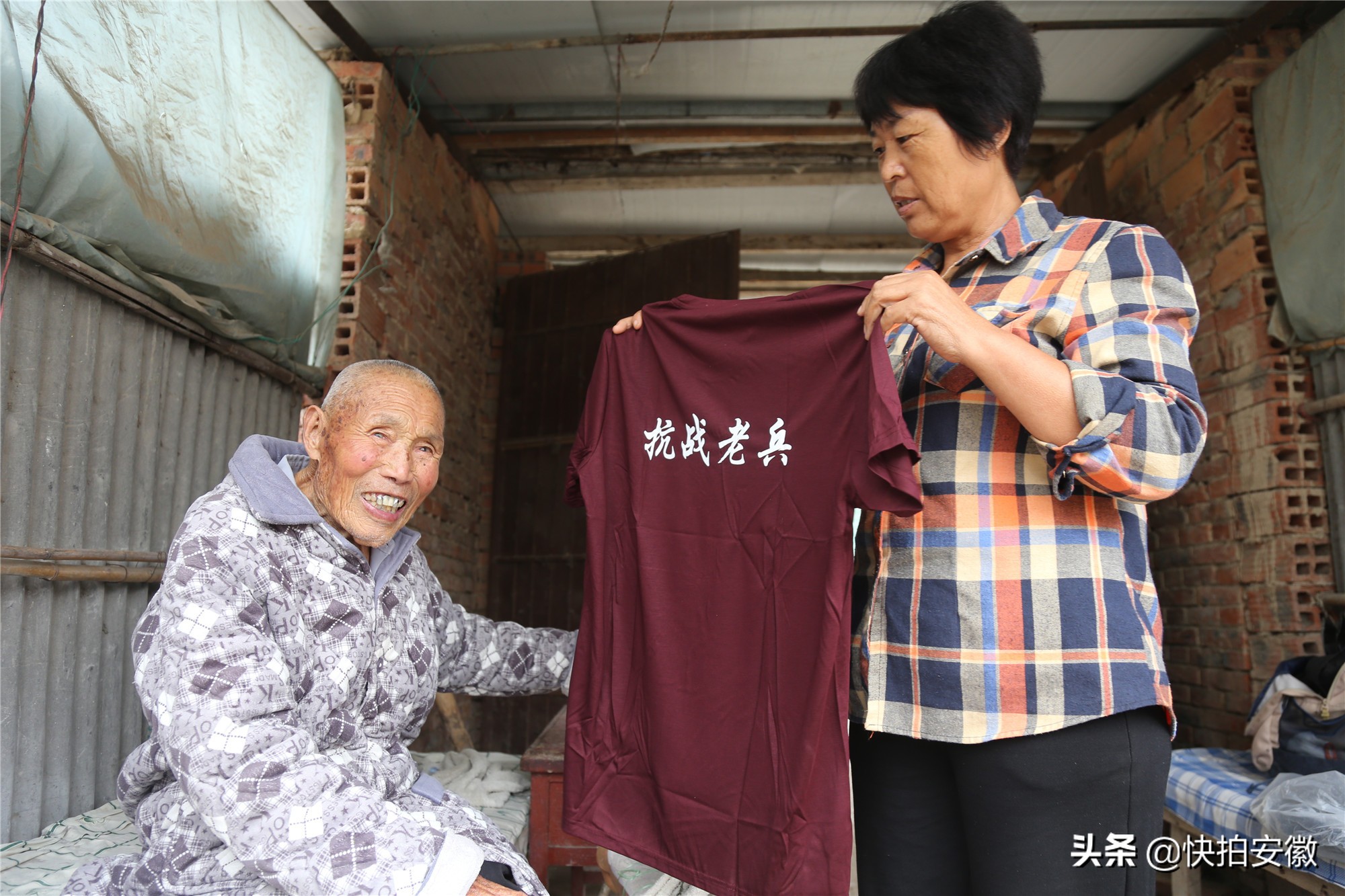 最亮麗的風景線！百歲老夫妻院裡「種柿子樹當風景」成熟後無人採摘　浪費太可惜「盼野鳥來吃」