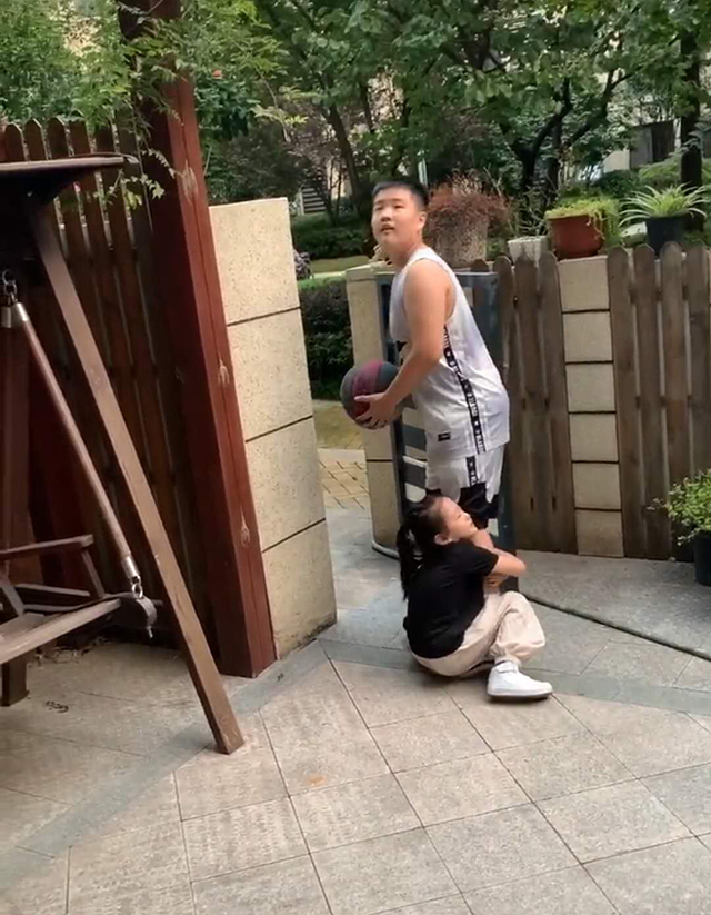 休想甩掉人家！哥哥偷偷抱籃球出門　不料被黏人妹妹發現「遭強行阻止」有趣畫面惹媽媽笑噴