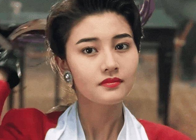 李嘉欣一家3口逛超市！50歲穿透視闊腿褲「露修長美腿」放超開　9歲兒子隨行「小小舉動」彰顯家教