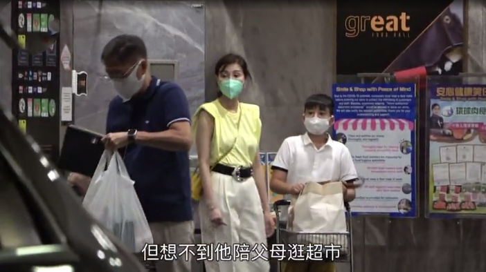李嘉欣一家3口逛超市！50歲穿透視闊腿褲「露修長美腿」放超開　9歲兒子隨行「小小舉動」彰顯家教