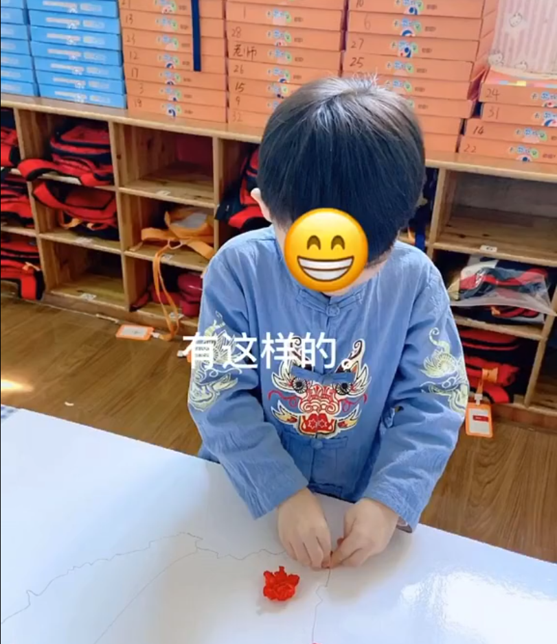 幼稚園舉辦迎中秋活動！老師讓小朋友「穿漢服到學校」　一萌孩「超猛裝扮出場」秒成焦點：好敢穿