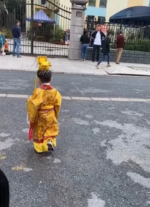 幼稚園舉辦迎中秋活動！老師讓小朋友「穿漢服到學校」　一萌孩「超猛裝扮出場」秒成焦點：好敢穿