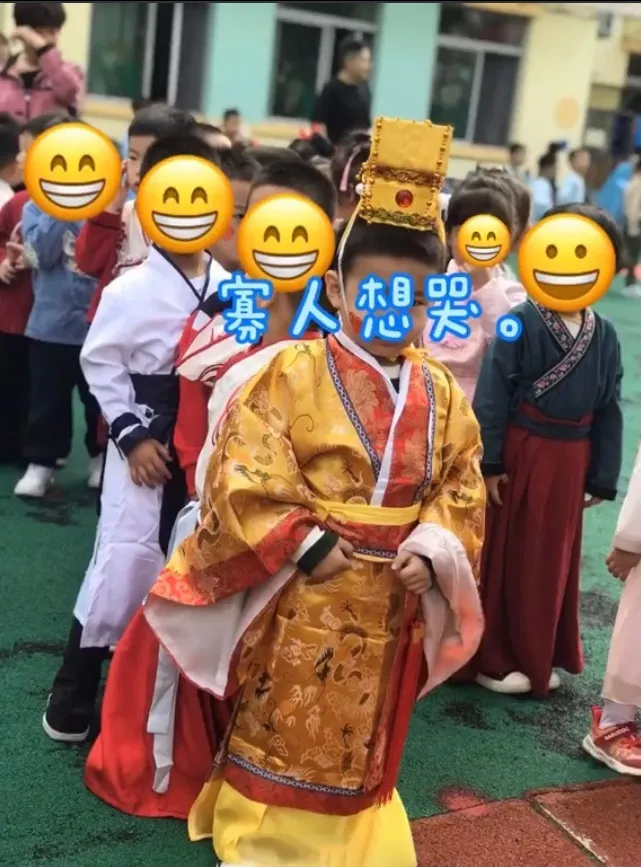 幼稚園舉辦迎中秋活動！老師讓小朋友「穿漢服到學校」　一萌孩「超猛裝扮出場」秒成焦點：好敢穿