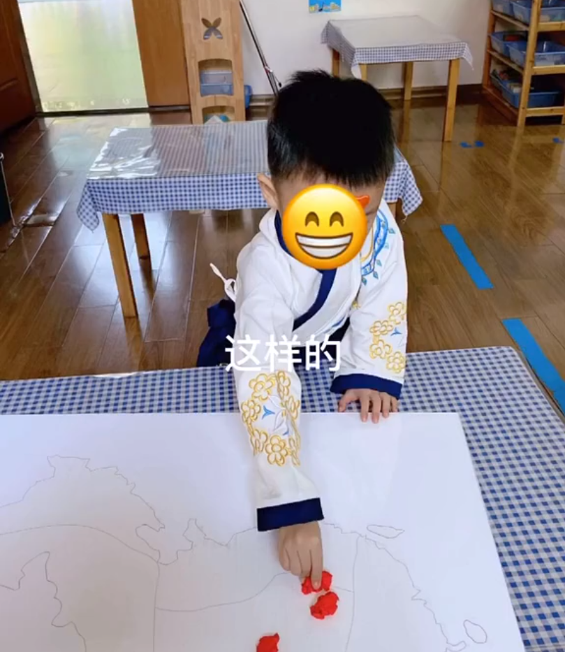幼稚園舉辦迎中秋活動！老師讓小朋友「穿漢服到學校」　一萌孩「超猛裝扮出場」秒成焦點：好敢穿