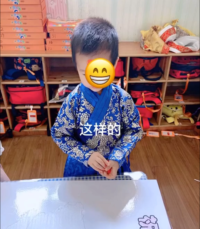 幼稚園舉辦迎中秋活動！老師讓小朋友「穿漢服到學校」　一萌孩「超猛裝扮出場」秒成焦點：好敢穿