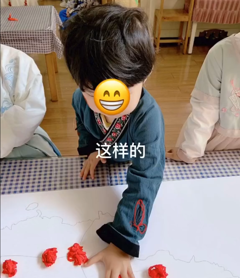 幼稚園舉辦迎中秋活動！老師讓小朋友「穿漢服到學校」　一萌孩「超猛裝扮出場」秒成焦點：好敢穿