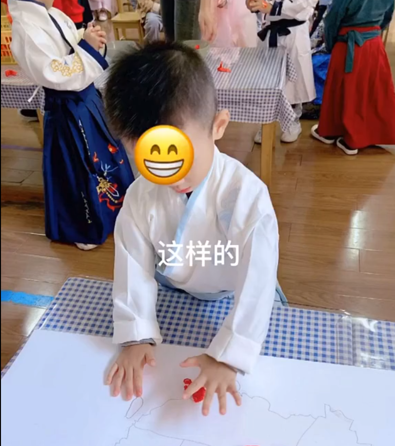 幼稚園舉辦迎中秋活動！老師讓小朋友「穿漢服到學校」　一萌孩「超猛裝扮出場」秒成焦點：好敢穿