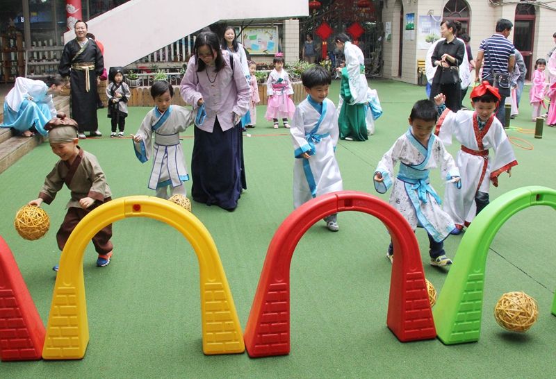 幼稚園舉辦迎中秋活動！老師讓小朋友「穿漢服到學校」　一萌孩「超猛裝扮出場」秒成焦點：好敢穿