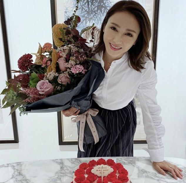 50歲黎姿中曬照開心慶生！無意暴露「臨海豪宅」奢華寬敞如城堡 　「巨型玉兔月球擺件」搬進家也無壓力