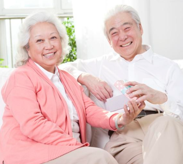中年喪夫！62歲大媽再婚4年哭訴「月領4萬退休金」卻連買菜錢都無　「婚後反而過得更辛苦」：晚年找伴真的錯了嗎？