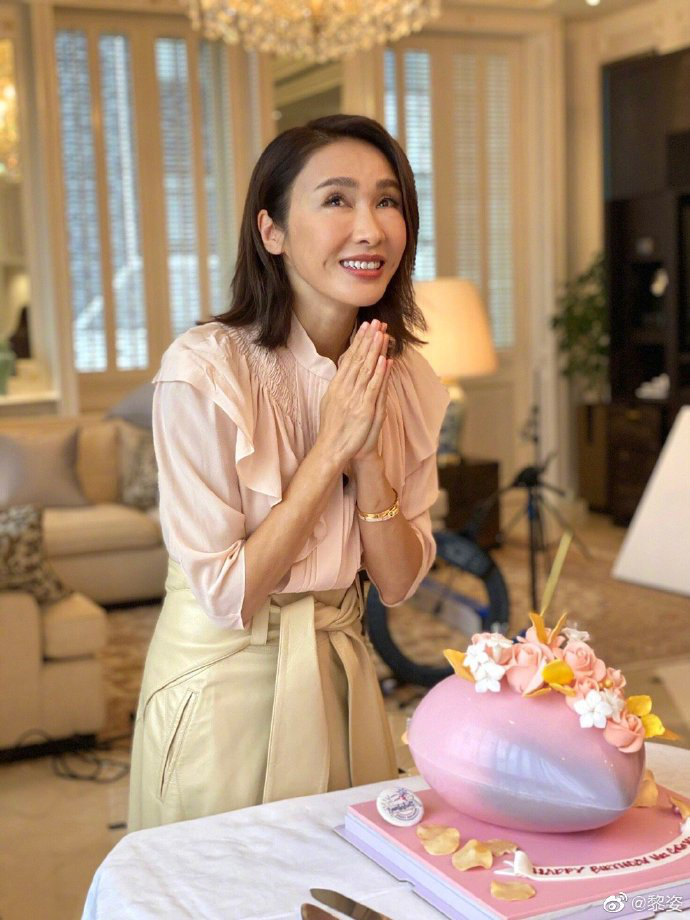 50歲黎姿中曬照開心慶生！無意暴露「臨海豪宅」奢華寬敞如城堡 　「巨型玉兔月球擺件」搬進家也無壓力