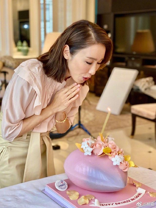 50歲黎姿中曬照開心慶生！無意暴露「臨海豪宅」奢華寬敞如城堡 　「巨型玉兔月球擺件」搬進家也無壓力