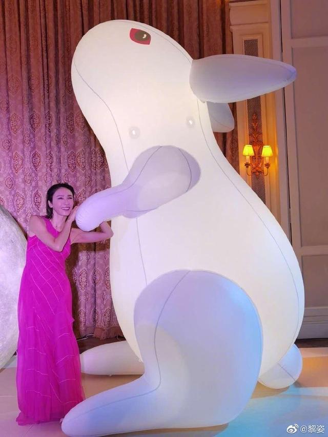 50歲黎姿中曬照開心慶生！無意暴露「臨海豪宅」奢華寬敞如城堡 　「巨型玉兔月球擺件」搬進家也無壓力