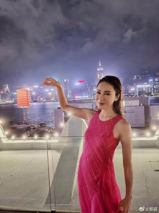 50歲黎姿中曬照開心慶生！無意暴露「臨海豪宅」奢華寬敞如城堡 　「巨型玉兔月球擺件」搬進家也無壓力