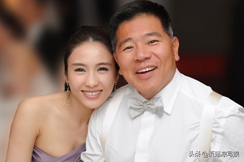 50歲黎姿中曬照開心慶生！無意暴露「臨海豪宅」奢華寬敞如城堡 　「巨型玉兔月球擺件」搬進家也無壓力