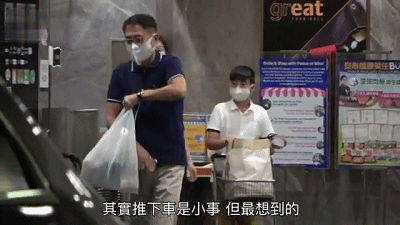 李嘉欣一家3口逛超市！50歲穿透視闊腿褲「露修長美腿」放超開　9歲兒子隨行「小小舉動」彰顯家教