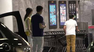 李嘉欣一家3口逛超市！50歲穿透視闊腿褲「露修長美腿」放超開　9歲兒子隨行「小小舉動」彰顯家教