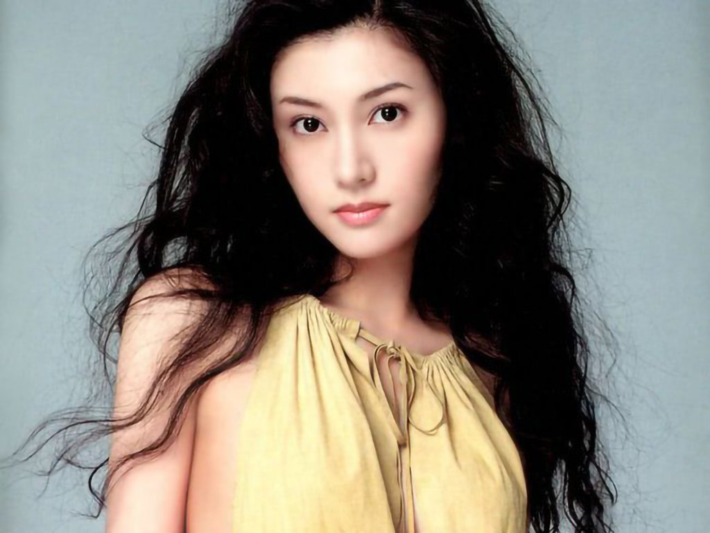 李嘉欣一家3口逛超市！50歲穿透視闊腿褲「露修長美腿」放超開　9歲兒子隨行「小小舉動」彰顯家教