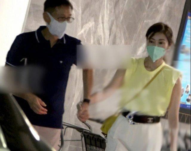 李嘉欣一家3口逛超市！50歲穿透視闊腿褲「露修長美腿」放超開　9歲兒子隨行「小小舉動」彰顯家教