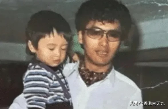 堪稱金手臂！周潤發「抱過2個孩子」一個成天王級明星　一個成人生贏家：人生路只能自己走