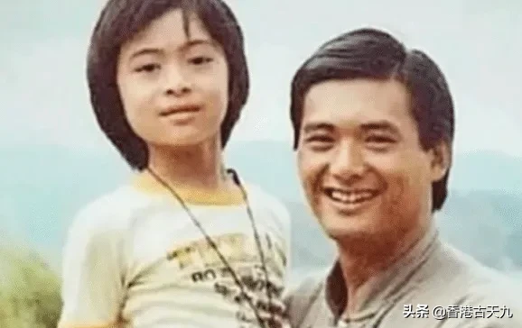 堪稱金手臂！周潤發「抱過2個孩子」一個成天王級明星　一個成人生贏家：人生路只能自己走