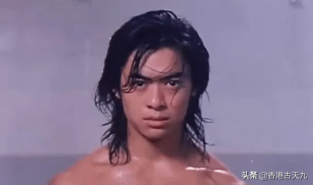 堪稱金手臂！周潤發「抱過2個孩子」一個成天王級明星　一個成人生贏家：人生路只能自己走