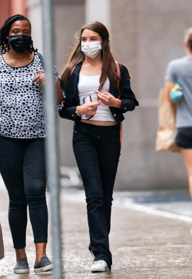 阿湯哥女兒長成美少女！14歲蘇瑞現身街頭「雙腿纖細修長」超模範初顯　完美繼承爸媽優良基因
