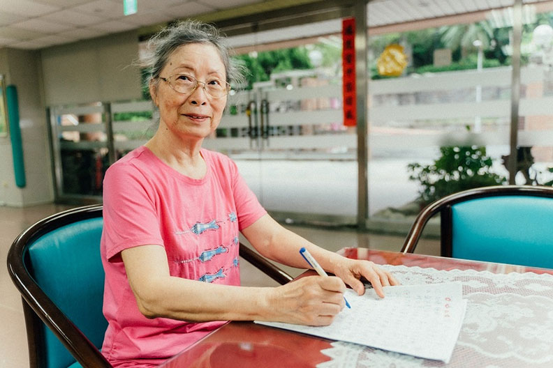 安養院不可怕！80歲退休嬤「自主攜尪入住10年」放生3女兒更自在　羞認「夫妻感情更好」：大男人變柔軟