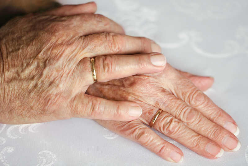 安養院不可怕！80歲退休嬤「自主攜尪入住10年」放生3女兒更自在　羞認「夫妻感情更好」：大男人變柔軟