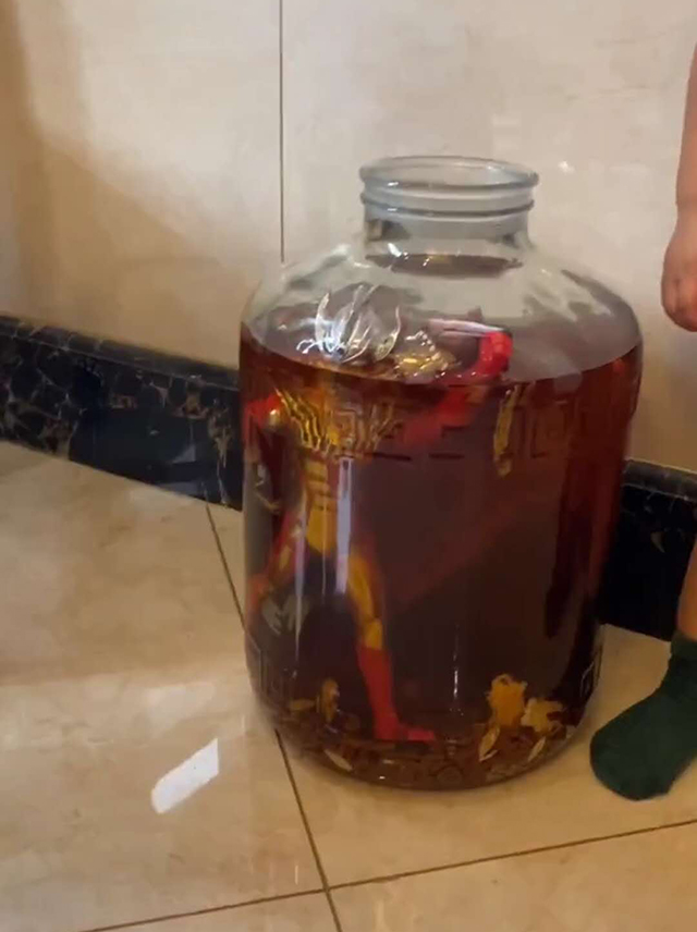 10年藥酒作廢！「家有喜事」爺爺拿出珍藏藥酒　定睛一看發現「內有乾坤」網友笑噴：喝了能變身嗎？