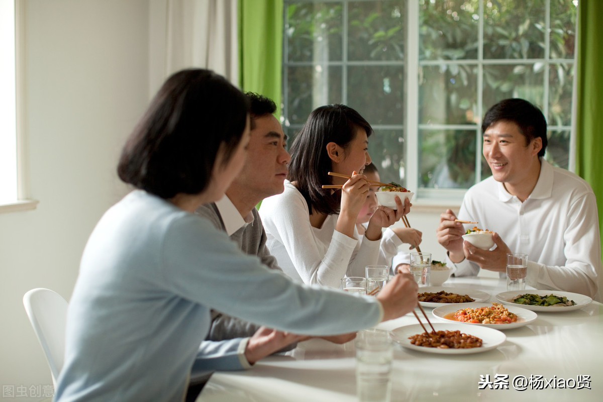 兒子帶女友回來！吃飯時給我「剝了3個蝦」　 我偷偷告訴兒子「不能娶」兩派網友吵翻天：是我太苛刻了嗎？